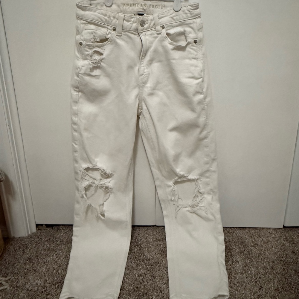 American Eagle Distressed Mom Straight Jean in White, Size 4